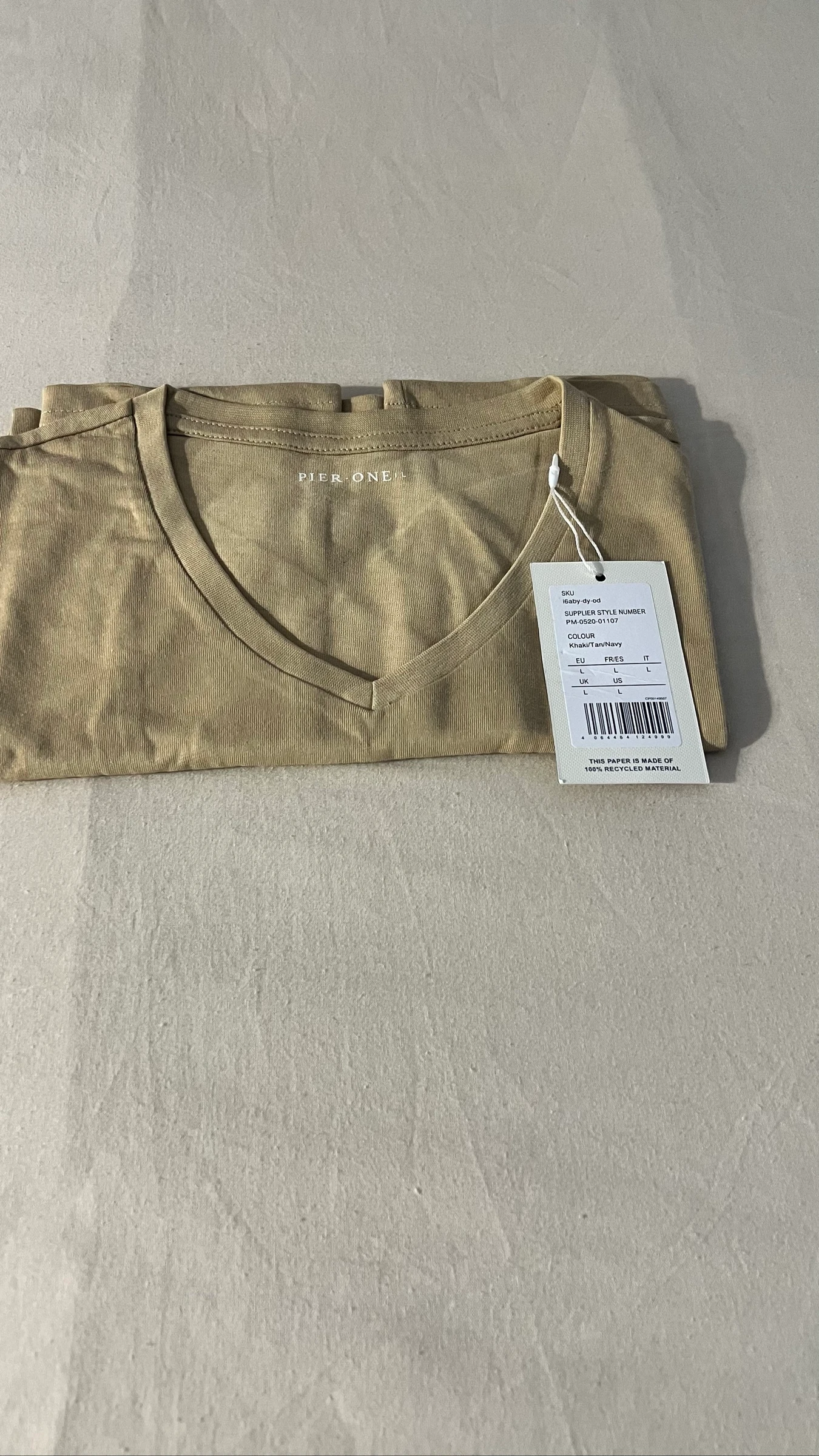 Camiseta para hombre de cuello en V color canela Cálido y atemporal – photo 4